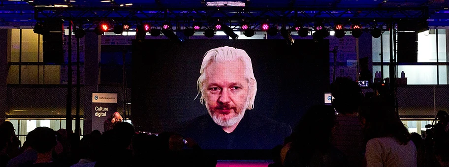 Videoconferencia_con_Julian_Assange_-_Foro_Cultura_Digital_(22175392526)_w.webp